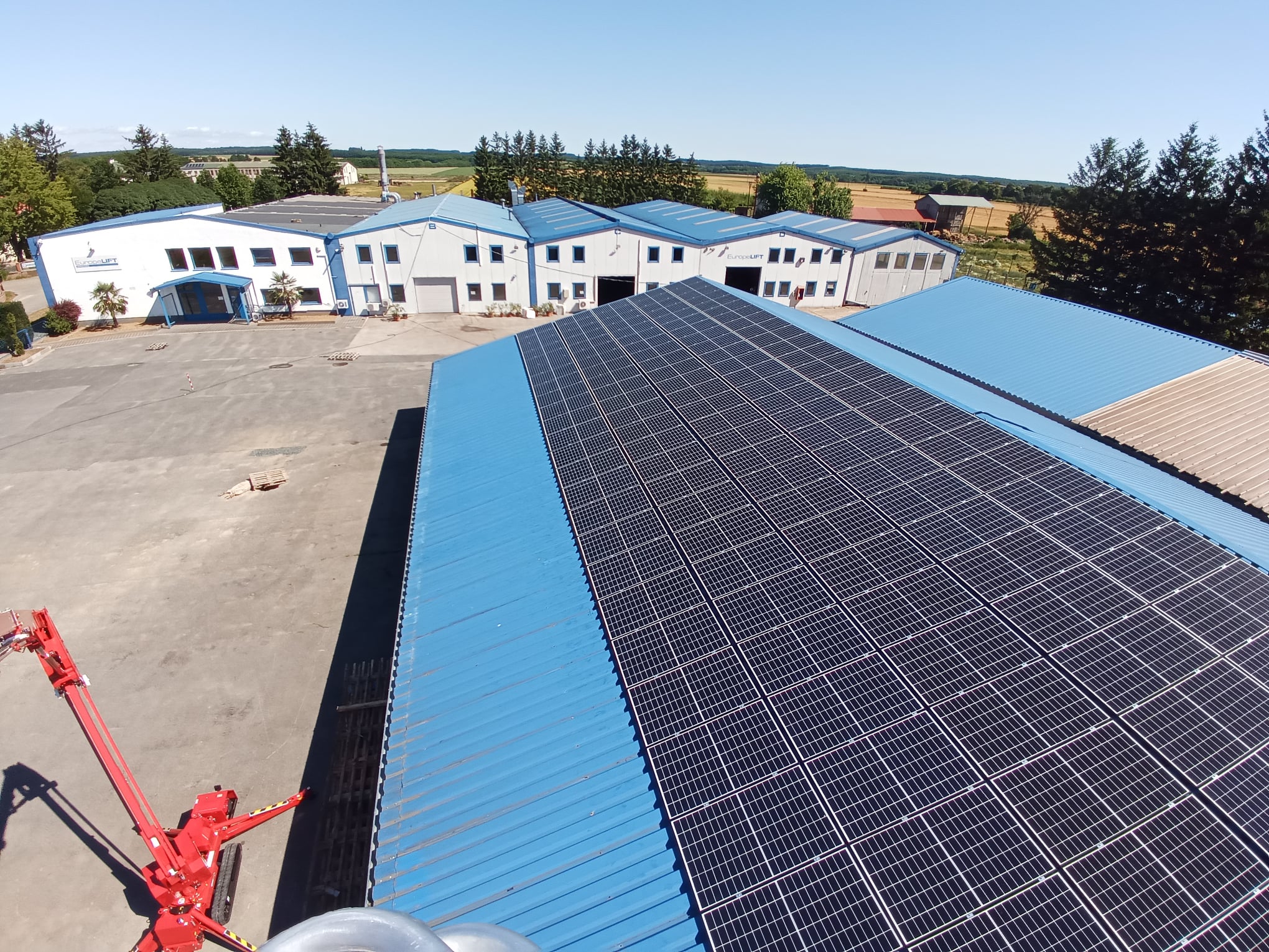 Energiahatékonyság növelését célzó fejlesztés napelemes rendszer telepítésével